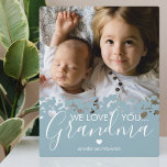 Modern Wir Liebe Sie Oma Foto Fotoplatte<br><div class="desc">Personalisierte Großmutter-Foto-Plakette mit einem wertvollen familiären Foto,  einem modernen staubblauen Herzranddesign,  dem Sprichwort "Wir Liebe du Großma" und den Kindernamen.</div>