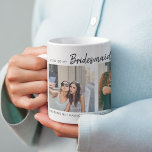 Modern wirst du meine Bridesmaid sein? | FotoColla Kaffeetasse<br><div class="desc">Frag deiner Schwester, Bestie oder neice, deine Brautjungfrau bei deiner Hochzeit zu sein mit dieser schicken, modernen Foto Collage Tasse. Mit 3 quadratischen Fotos von Ihnen und dann Person Ihren frag, mit Skript-Schriftart, dass in jeder Farbe geändert werden kann. Der gesamte Text kann mithilfe der bereitgestellten Vorlage leicht angepasst werden....</div>