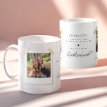 Modern wirst du meine Bridesmaid sein? FotoCollage Kaffeetasse<br><div class="desc">Diese moderne Kaffeemaschine "Werden Sie meine Bridesmaid?" mit einer atemberaubenden Foto-Collage und einem Schwarzweiß-Kalligraphiedesign. Dieser personalisierte Schlamm ist perfekt für ein herzliches Brautjungmittel-Angebot geeignet und präsentiert Fotos im Polaroid-Stil und fügt Ihrem Brautparty eine einzigartige Touch hinzu. Es verbindet moderne Eleganz mit einem durchdachten,  bleibenden Sake für Ihre Hochzeitsfeier.</div>