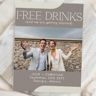 Modern witzige, kostenlose Getränke Hochzeit Siche Postkarte