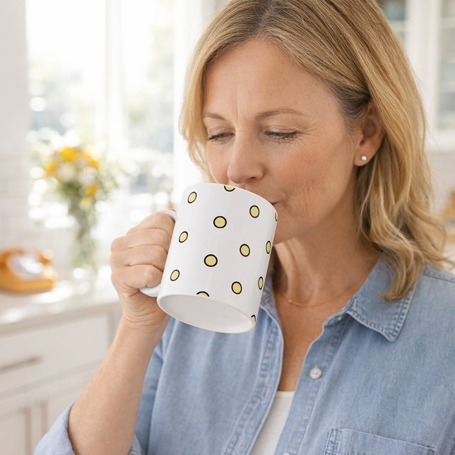 Modern Yellow Circle Dot Pattern Geometric Kaffeetasse (A mug with a yellow circle pattern with a black outline.)