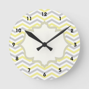Modern yellow, grey, ivory chevron pattern custom runde wanduhr