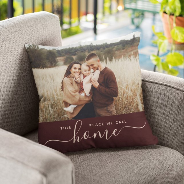 Modern Zuhause Simple Script Foto Sangria Red Kissen ("This place we call home" - snuggle up to the sentiment in this modern pillow!)