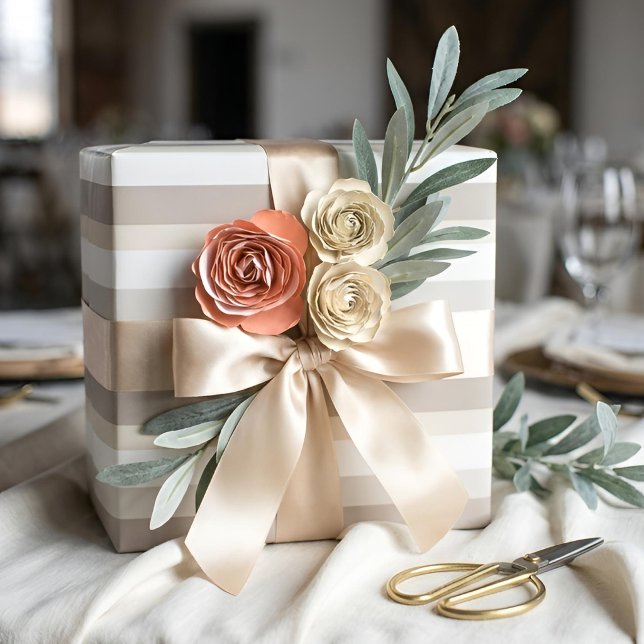 Moderna Linear | Alabster & Bone Geschenkpapier (Lifestyle Shot)