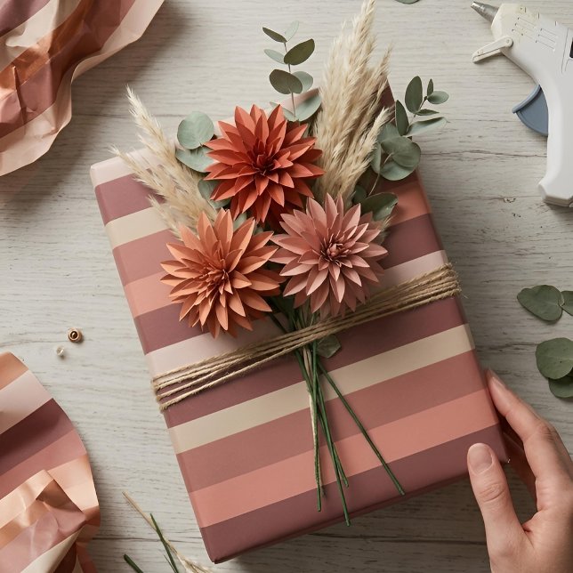 Moderna Linear | Antique Rose & Kupfer Geschenkpapier (Lifestyle Shot)