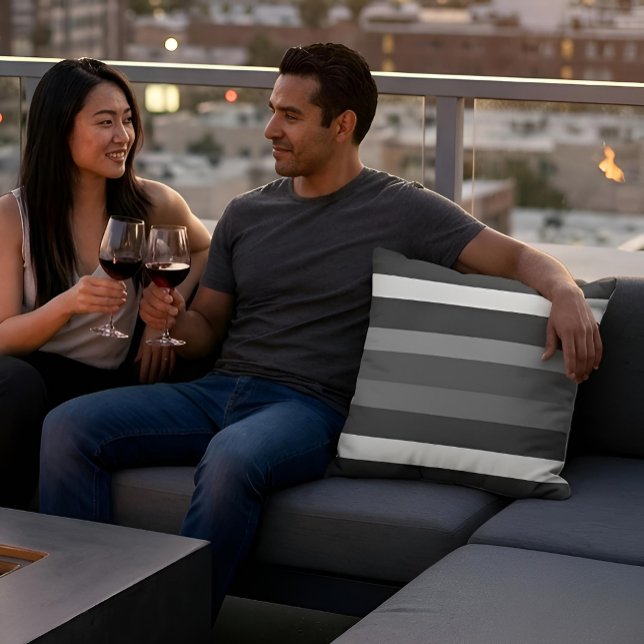 Moderna Linear | Carbon & Obsidian Kissen (Lifestyle Shot (outdoor fabric))