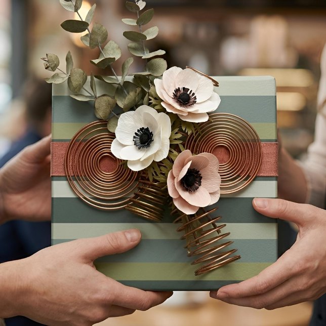 Moderna Linear | Gealterter Salbei und Wintermoos Geschenkpapier (Lifestyle Shot)