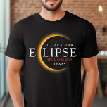 Moderne 2024 Texas Total Solar Eclipse Family Grou T-Shirt<br><div class="desc">Mit dem neuen Texas Total Solar Eclipse Custom T - Shirt präsentiert sich das Shirt als stilvolles und gedankliches Element für dieses außergewöhnliche Ereignis, das die Eleganz und Spannung der totalen Sonnenfinsternis erfasst. Das Jahr 2024 wird zusammen mit der Lage von Texas kühn angezeigt und dient als zeitloser Pfeiler dieses...</div>