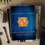 Moderne 2025 Gold-Monogramm-Namensskripte elegant Planer<br><div class="desc">Ein eleganter Business- oder persönlicher 2025 Blue-Planer mit goldfarbenem,  metallisch geometrischem,  mit Monogramm quadratischem Etikett auf Lederhintergrund.         Perfekt für ein stilvolles Geschäftsimage für Geschäftsführer,  Geschäftsführer,  Modedesigner,  Zuhause Interior Dekorator,  Designer,  Architekt,  Beauty Salon Manager,  Makeup Künstler,  Friseur.       Einfach mit Ihrem Monogramm Initial,  Name und Text personalisieren!</div>