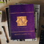 Moderne 2025 Gold-Monogramm-Namensskripte elegant Planer<br><div class="desc">Ein eleganter Business- oder persönlicher 2025 lila Planer mit goldfarbenem,  metallisch geometrischem mit Monogramm Quadratlabel auf Lederhintergrund.         Perfekt für ein stilvolles Geschäftsimage für Geschäftsführer,  Geschäftsführer,  Modedesigner,  Zuhause Interior Dekorator,  Designer,  Architekt,  Beauty Salon Manager,  Makeup Künstler,  Friseur.       Einfach mit Ihrem Monogramm Initial,  Name und Text personalisieren!</div>