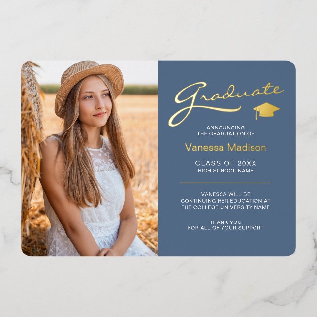 Moderne 2 Foto Dusty Blue & Gold Foil Grad Card Folieneinladung (Vorderseite)