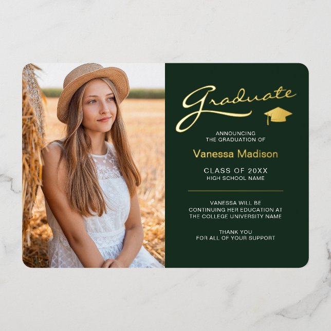 Moderne 2 Foto Forest Green & Gold Foil Grad Card Folieneinladung (Vorderseite)