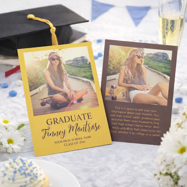 Moderne 2 Foto Yellow Brown Grad Ankündigung (Modern yellow and brown graduation announcement)