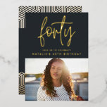 Moderne 40. Geburtstagsfolie stilvoll und elegant Folieneinladung<br><div class="desc">Modernes 40. Geburtstag stilvolle elegante Folienskript & geometrisches 40. Geburtstag laden ein. Modernes geometrisches Backermuster. Teil einer Sammlung. Die Farbe kann geändert werden.</div>