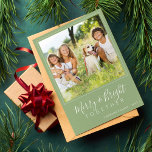 Moderne 4 Fotos Frohe und helle Weise Weihnachten<br><div class="desc">Einfache elegante minimale Orange Salbei Grün und Weiß 4 individuelle Fotos für die Familie "Merry and Bright together" Drehbuch Weihnachtskarte Vorlage.                        Einfach mit Ihren Bildern,  Texten,  Familiennamen und Ihren Wünschen auf beiden Seiten personalisieren!</div>