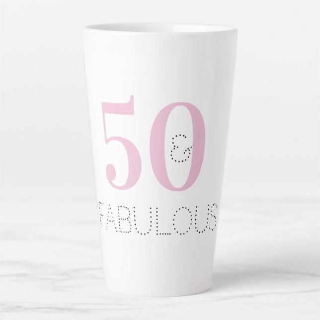 Moderne 50 und fabelhafte rosa Typografie Geburtst Milchtasse (Vorderseite)