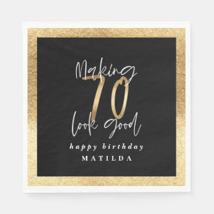 Moderne 70 schwarze und goldene Typografie Geburts Serviette
