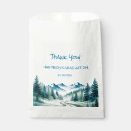 Moderne Abschlussfeier im Gebirge Geschenktütchen