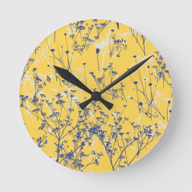 Moderne Abstrakte blaue Wildblumen auf Senf Yellow Runde Wanduhr (Vorderseite)