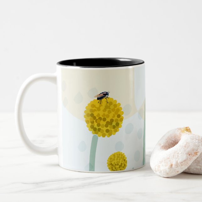 Moderne abstrakte botanische gelbe Billy-Button-Bl Zweifarbige Tasse (Mit Donut)