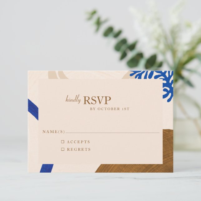 Moderne Abstrakte Formen Sand Blue Wedding RSVP Karte (Stehend Vorderseite)