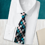 Moderne Abstrakte Kreise Gemustert Krawatte<br><div class="desc">Die elegante Krawatte weist ein Kreuz-Muster in Rosa- und Türkistönen auf schwarzem Hintergrund auf. Die hellen und schattigen Graduierungen verleihen dem Design Tiefe,  das sich sowohl für den Alltag als auch für formale Veranstaltungen eignet.</div>