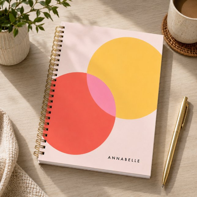 Moderne Abstrakte Kreise Rot Gelb Rosa Minimalisti Notizbuch (Personalized abstract notebook with custom name for school, work, journaling, and notes.)