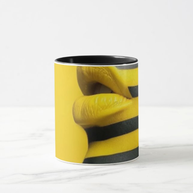 Moderne abstrakte Linienkunst Schwarze Tasse | Min (Zentrum)