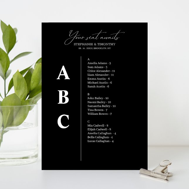 Moderne Alphabetische Hochzeitstorte (Convenient and organized wedding seating chart with alphabetical name arrangement.)