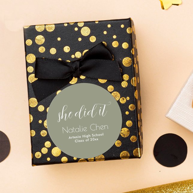 Moderne altersgrüne Elegante Schriftart Graduate Runder Aufkleber (Von Creator hochgeladen)