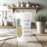 Moderne Ananas mit Aquarellfarbe & positives Zitat Milchtasse<br><div class="desc">Moderne Ananas mit Aquarellfarbe & positives Zitat</div>