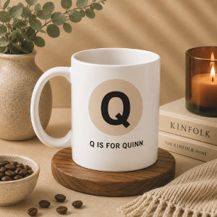 Moderne Anfangs-Tasse – „Q steht für [Name]“-Desig Kaffeetasse