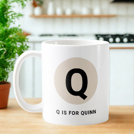 Moderne Anfangs-Tasse – „Q steht für [Name]“-Desig Kaffeetasse
