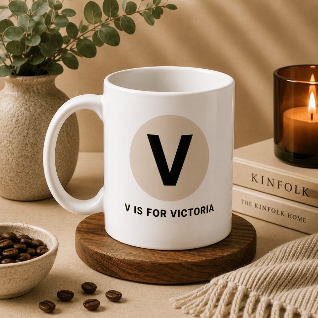 Moderne Anfangsbuchstabe-Tasse – „V steht für [Nam Kaffeetasse (Von Creator hochgeladen)