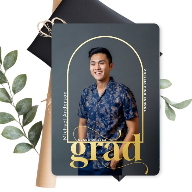 Moderne Ankündigung des Graduate-Fotos für Golden  (Von Creator hochgeladen)