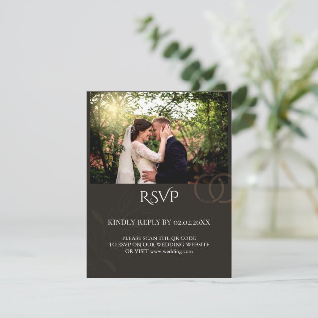 Moderne, anpassbare schwarze Hochzeit  RSVP Karte (Stehend Vorderseite)