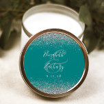 Moderne Aquamarine Blue Silver Glitzer Edge Weddin Runder Aufkleber<br><div class="desc">Dieser elegante,  moderne Hochzeitsaufkleber zeichnet sich durch ein Imitat silberner Glitzer-Design am oberen und unteren Rand aus. Einfach den silbergrauen Text auf einem aquamarin blauen Hintergrund anpassen,  mit den Namen der Braut und des Bräutigams in handschriftlicher Kalligraphie über einen großen Ampersand.</div>