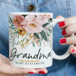 Moderne Aquarellblütenschrift elegante Oma co Tasse<br><div class="desc">Moderne Aquarellblumen Drehbuch elegante Oma Tasse rosa mädchenhafte Design. Auf dem Trend Blumen,  Blätter wunderschönes botanisches Design. Teil einer modernen Sammlung.</div>