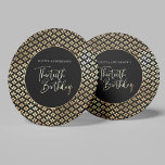 Moderne Art Deco Schwarz-weiß & Gold Geburtstagspa Runder Pappuntersetzer<br><div class="desc">Fügen Sie Ihren 30. Geburtstagsfeiern im Party eine Touch Eleganz hinzu,  mit diesen modernen Deko Black,  White und Gold Geburtstagsparty Round Paper Untersetzer. Einfach zu personalisieren - einfach den Namen Ihres PromiInnen hinzufügen! Die Worte "30. Geburtstag" erscheinen in eleganter Schrift,  Kalligrafie.</div>