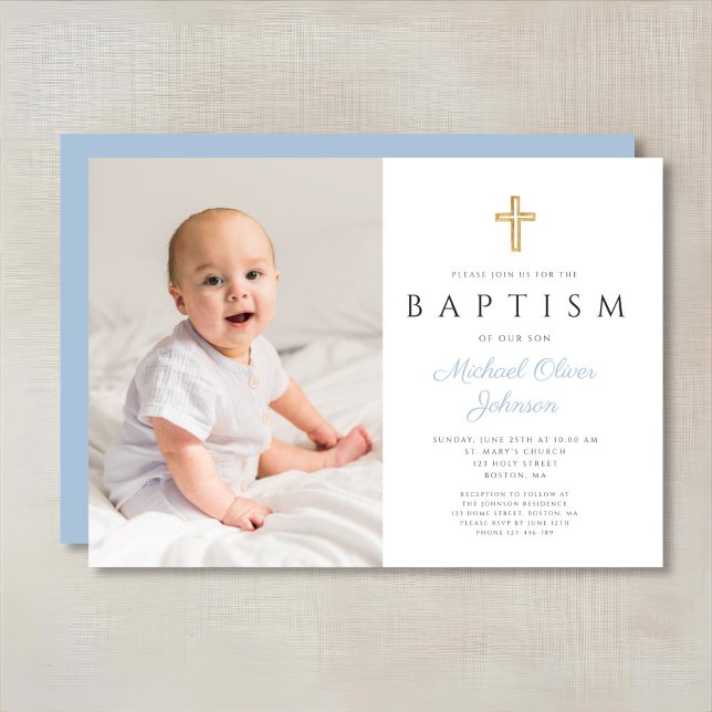 Moderne Baby Blue Script Cross Boy Foto Taufe Einladung (Modern Baby Blue Script Cross Boy Photo Baptism Invitation)