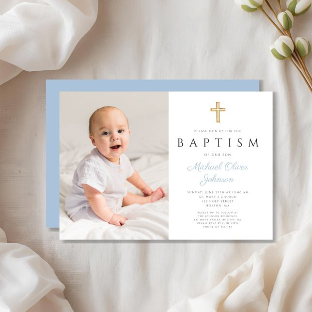 Moderne Baby Blue Script Cross Boy Foto Taufe Einladung (Modern Baby Blue Script Cross Boy Photo Baptism Invitation)