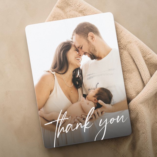 Moderne Baby Girl Birth Custom Neugeborene Fotogra Dankeskarte (Modern Thank you Script, handlettering style photo card)