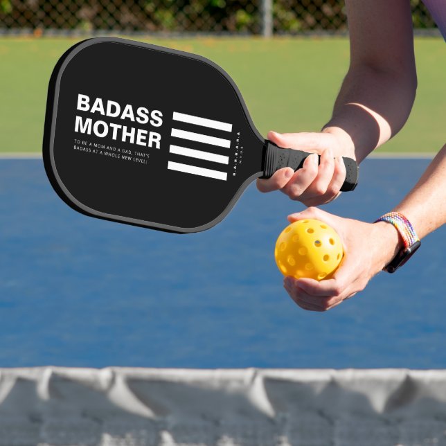 MODERNE BADASMUTTER SCHWARZ-WEISSE STREIFEN PICKLEBALL SCHLÄGER (InSitu)