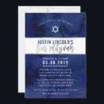 MODERNE BAR MITZVAH Blaue Aquarellfarbe Einladung<br><div class="desc">per kat massard >>> kat@simplysweetPAPERIE.com <<< Ein trendy Einladungs-Design für das BAR MITZVAH Setup Ihres Kindes als Vorlage ist es einfach für Sie, Ihre eigenen Daten hinzuzufügen, oder drücken Sie die Schaltfläche Anpassen und Sie können Text, Schriftart, Größen etc. TIP: 1 hinzufügen oder ändern. Um Grafiken zu ändern/verschieben/die Hintergrundfarbe zu...</div>
