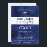 MODERNE BAR MITZVAH Blaue Aquarellfarbe Einladung<br><div class="desc">per kat massard >>> kat@simplysweetPAPERIE.com <<< Ein trendy Einladungs-Design für das BAR MITZVAH Setup Ihres Kindes als Vorlage ist es einfach für Sie, Ihre eigenen Daten hinzuzufügen, oder drücken Sie die Schaltfläche Anpassen und Sie können Text, Schriftart, Größen etc. TIP: 1 hinzufügen oder ändern. Um Grafiken zu ändern/verschieben/die Hintergrundfarbe zu...</div>