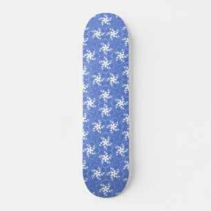 Moderne Batikmuster Weiße Jasmin-Blüten Skateboard