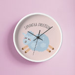 Moderne Beauty Pastel rosa Schaf und Kindername Runde Wanduhr<br><div class="desc">Moderne Beauty Pastel rosa Schaf und Kindername</div>