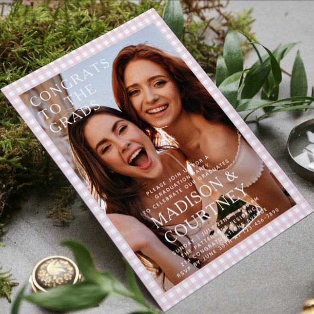 Moderne Beige Gingham Foto Graduation Party Einladung (Von Creator hochgeladen)