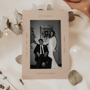 Moderne Beige-Hochzeit Gerade verheiratet Foto Elo Ankündigung