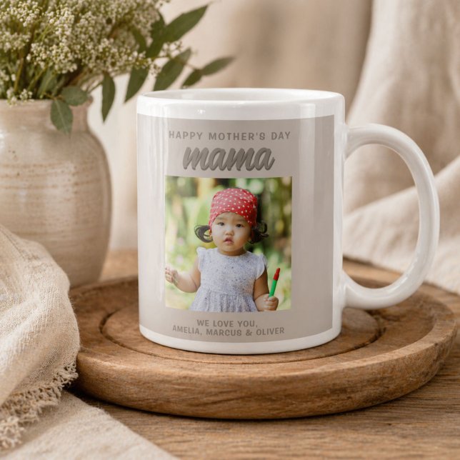Moderne Beige Mama Kinder Foto Muttertag Jumbo-Tasse (Von Creator hochgeladen)